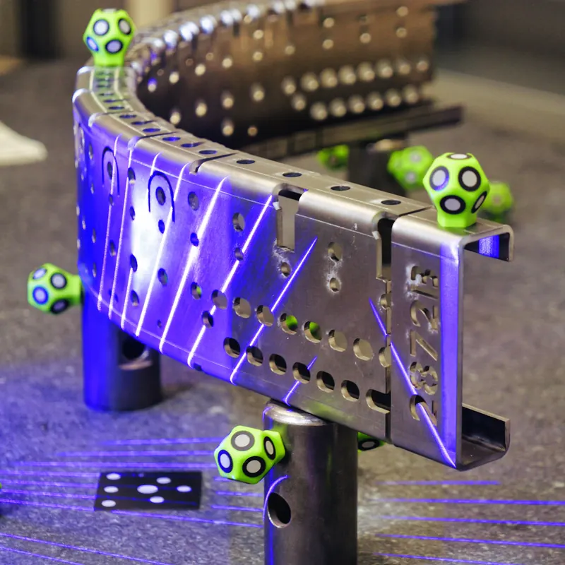 Ívelt lemezalkatrész 3D-s mérése jelölőpontokkal