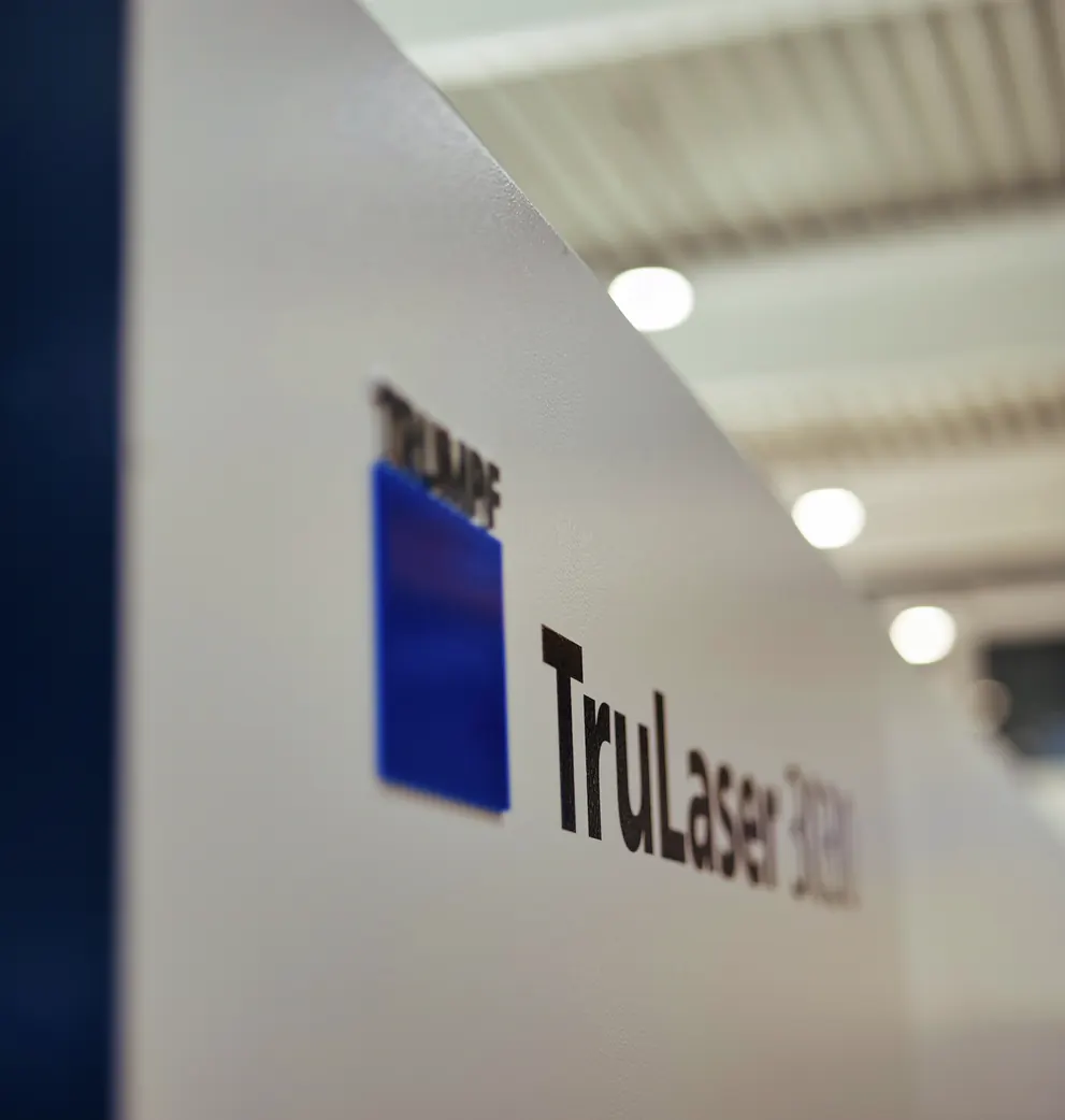 TRUMPF TruLaser 3030 gép felirata közelről