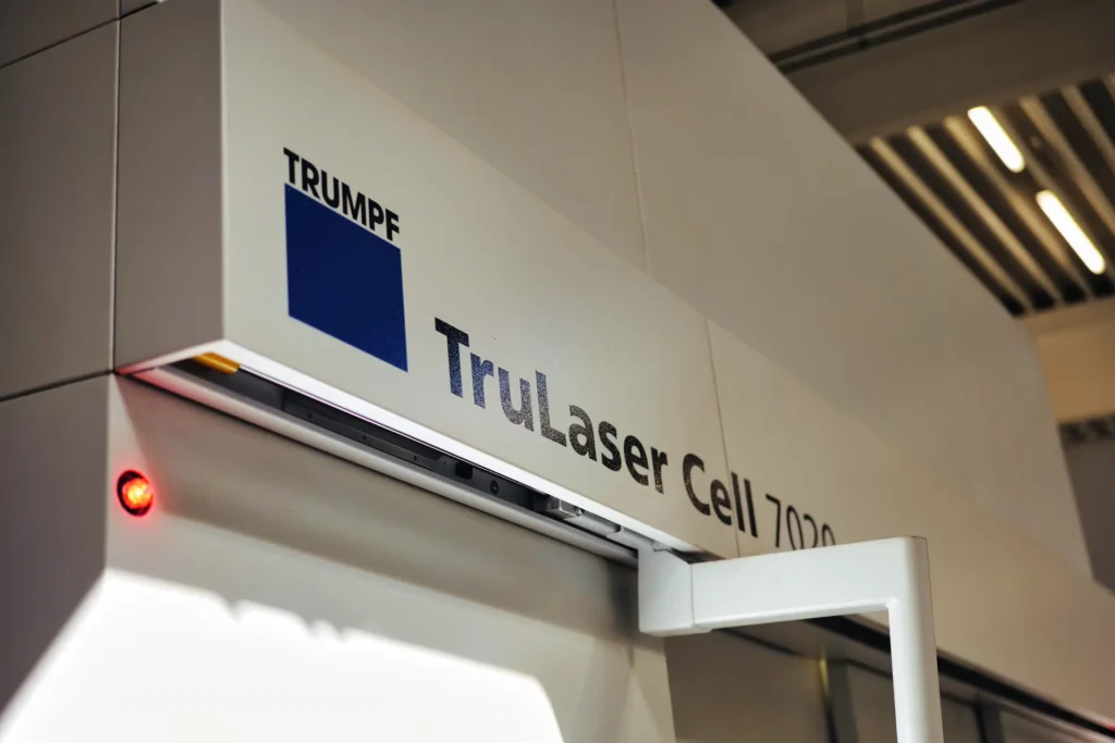 TRUMPF TruLaser Cell 7020 felirata a gépen